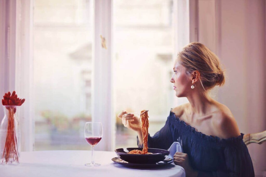 girl-eating-in-cafe