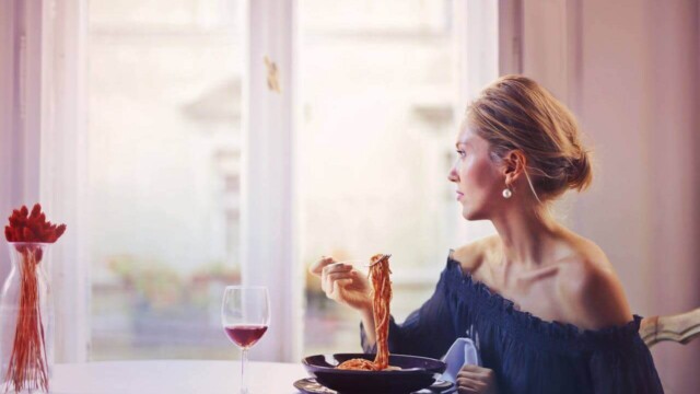 girl-eating-in-cafe